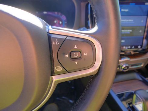 Used 2022 Volvo XC60 B5 Momentum image 34