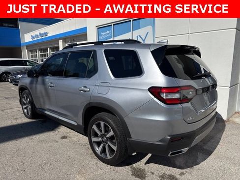 Used 2023 Honda Pilot Touring image 6