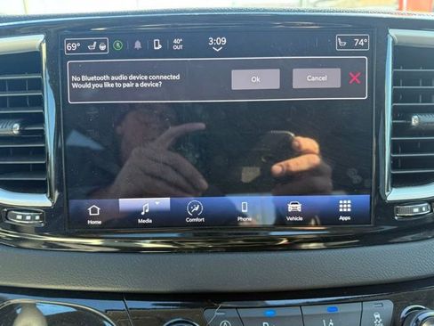 Certified 2024 Chrysler Pacifica Touring-L FWD image 22
