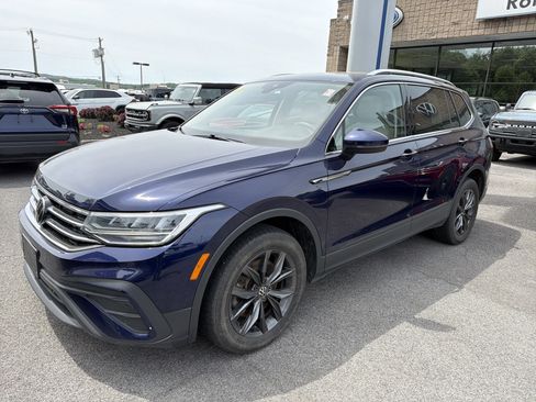 Used 2024 Volkswagen Tiguan SE w/ Panoramic Sunroof Package AWD/4WD image 3