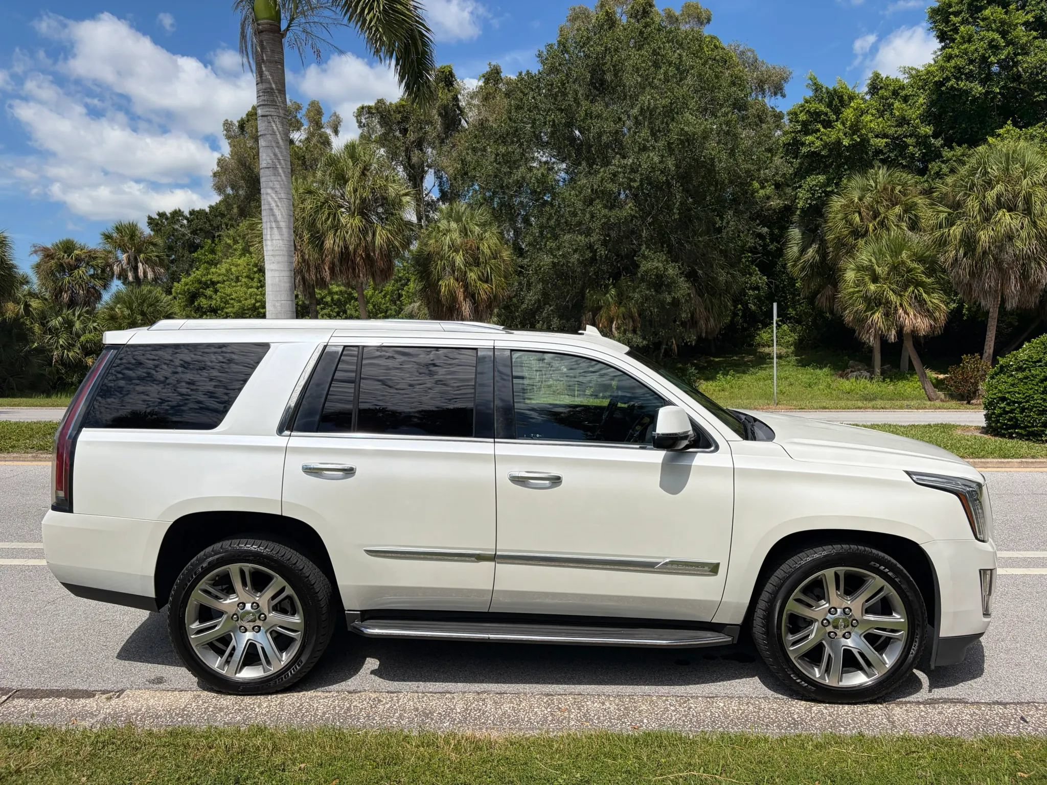 Used 2016 Cadillac Escalade Luxury RWD image 5
