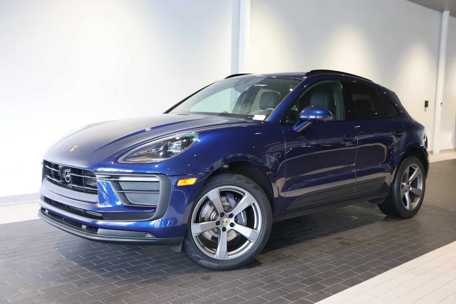 Used 2025 Porsche Macan AWD/4WD image 1