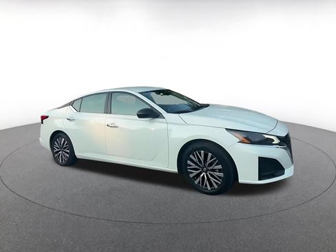 Used 2025 Nissan Altima 2.5 SV FWD image 2