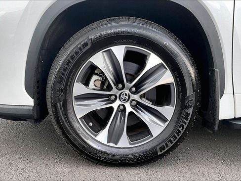 Used 2023 Toyota Highlander XLE AWD/4WD image 9