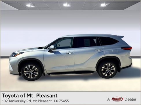 Used 2022 Toyota Highlander XLE image 1