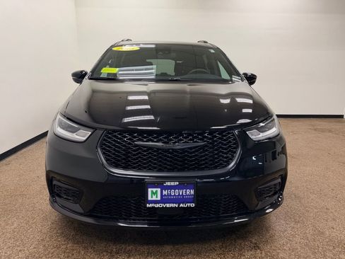 Used 2025 Chrysler Pacifica Limited FWD image 9