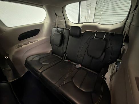 Used 2023 Chrysler Pacifica Touring-L FWD image 21
