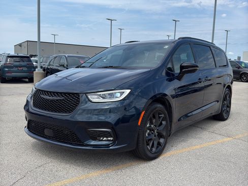 Used 2024 Chrysler Pacifica Limited w/ S Appearance Package FWD image 2