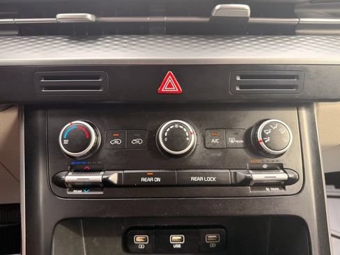 Used 2023 Kia Carnival LX FWD image 19