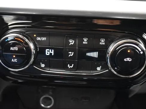 Used 2025 Chevrolet Trax LT w/ LT Convenience Package FWD image 32