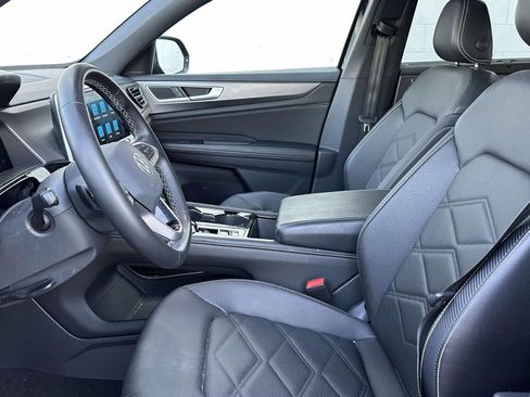 Used 2024 Volkswagen Atlas Cross Sport SE w/ Panoramic Sunroof Package image 8