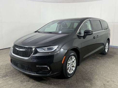 Used 2023 Chrysler Pacifica Touring-L FWD image 3