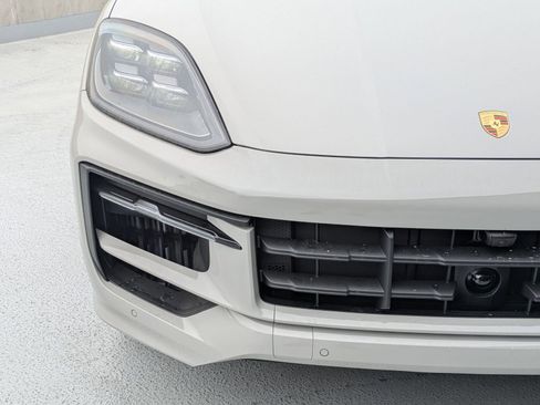 Certified 2025 Porsche Macan AWD/4WD image 12