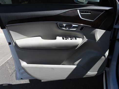 Used 2019 Volvo XC90 T5 Momentum image 13