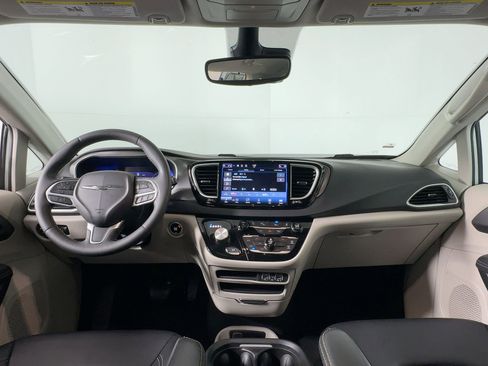 Used 2024 Chrysler Pacifica Touring-L image 15