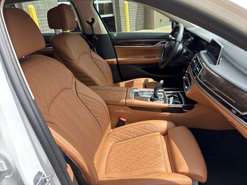 Used 2022 BMW 750i xDrive w/ Luxury Rear Seating Package AWD/4WD image 33