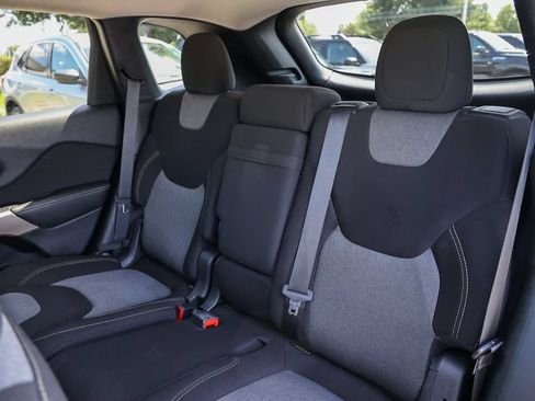 Used 2018 Jeep Cherokee Latitude w/ Altitude Package FWD image 31