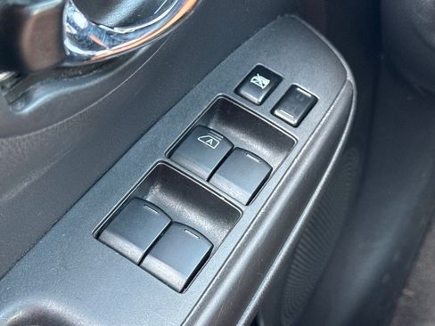 Used 2016 Nissan Versa SV FWD image 17
