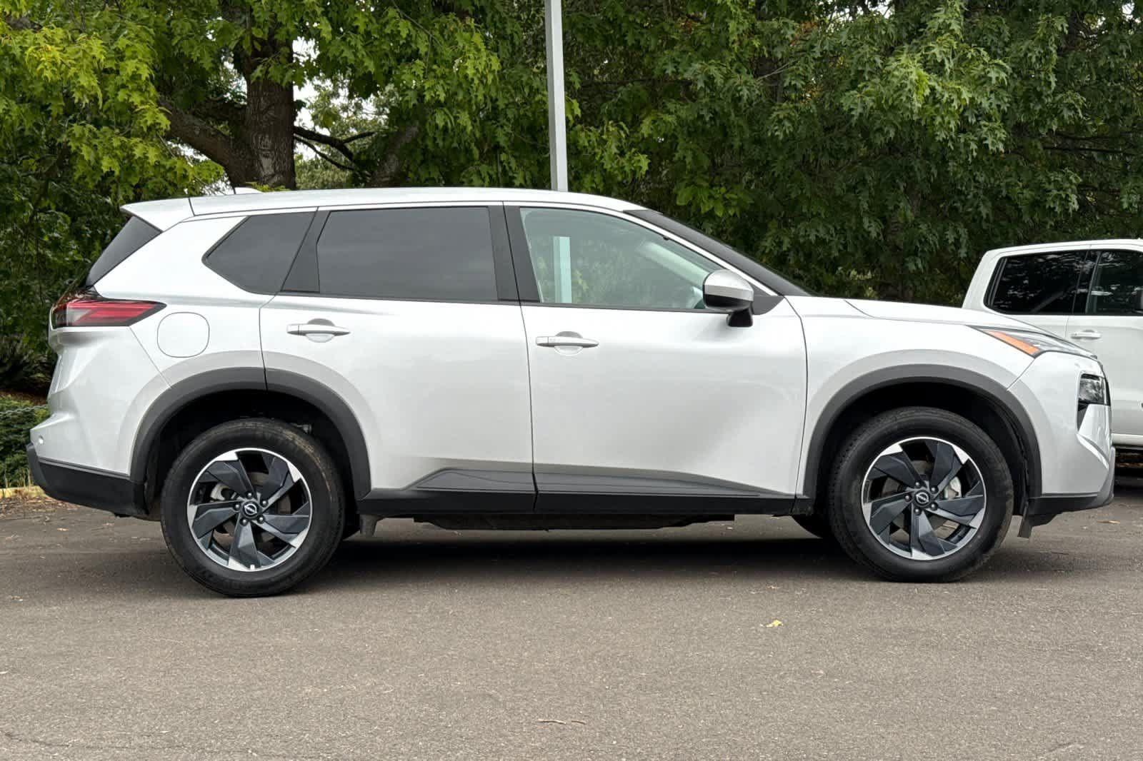 Used 2024 Nissan Rogue SV AWD/4WD image 8
