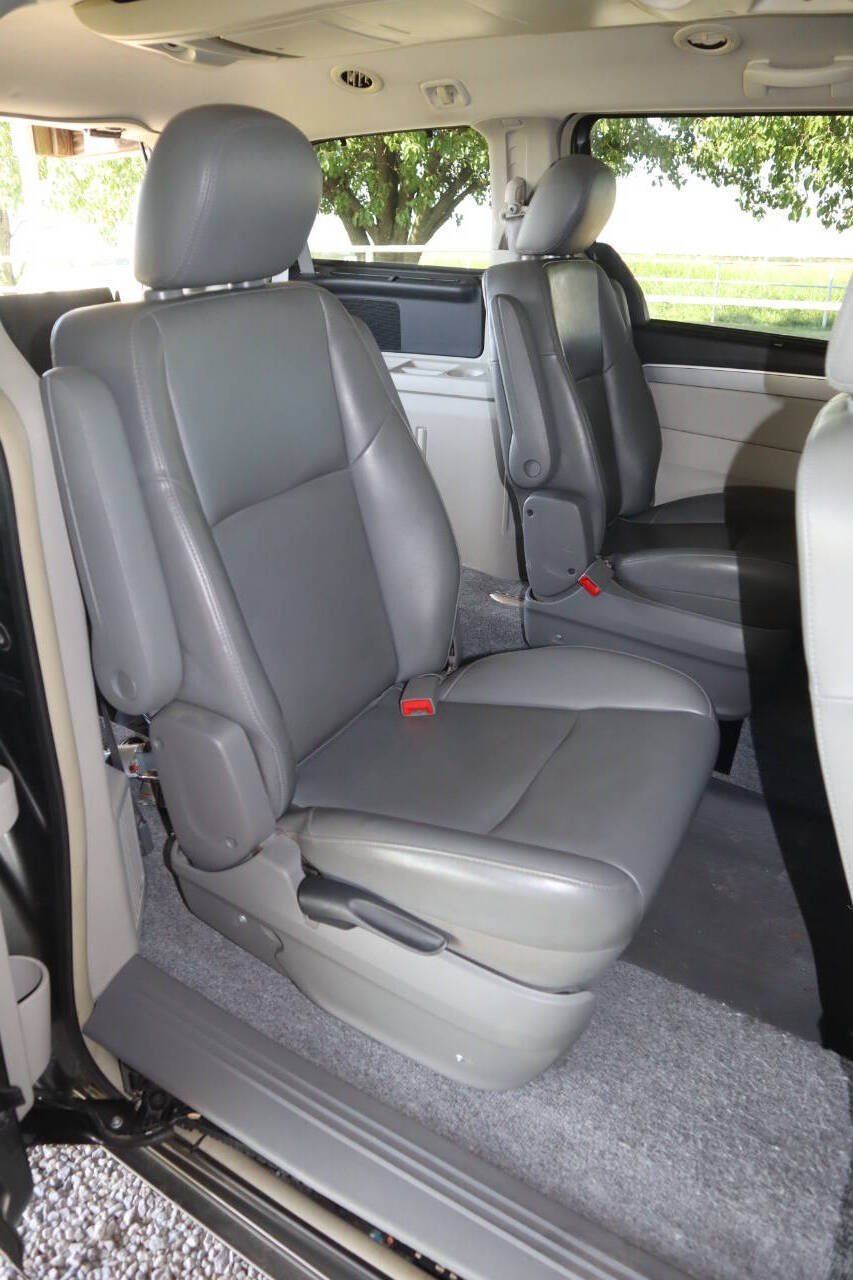 Used 2010 Volkswagen Routan SE FWD image 16