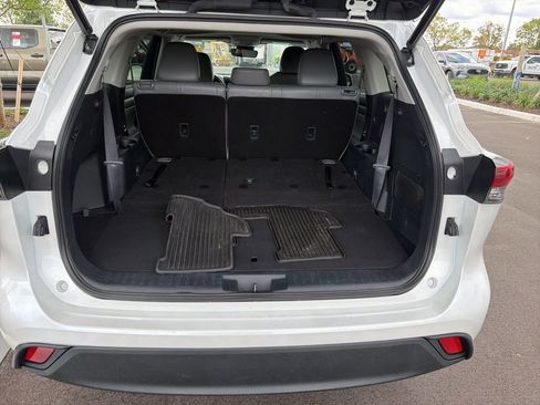 Used 2023 Toyota Highlander XLE image 9