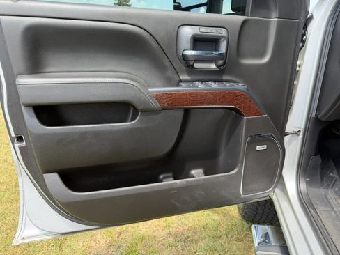Used 2019 GMC Sierra 2500 SLT w/ Duramax Plus Package AWD/4WD image 10