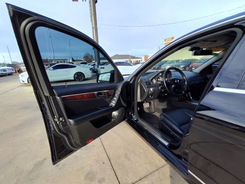 Used 2010 Mercedes-Benz C 300 Sedan image 14