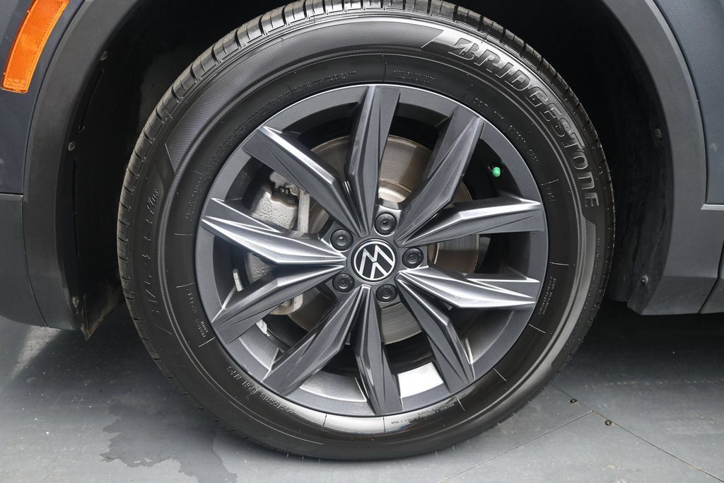 Used 2022 Volkswagen Tiguan SE FWD image 11
