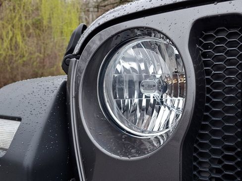 Used 2018 Jeep Wrangler Sport image 9