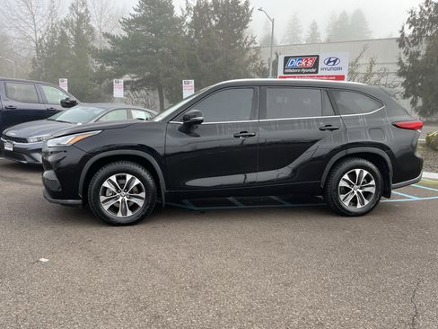 Used 2020 Toyota Highlander XLE image 2