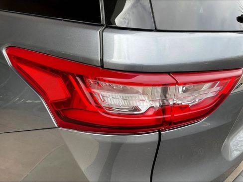 Used 2020 Chevrolet Traverse LT image 23