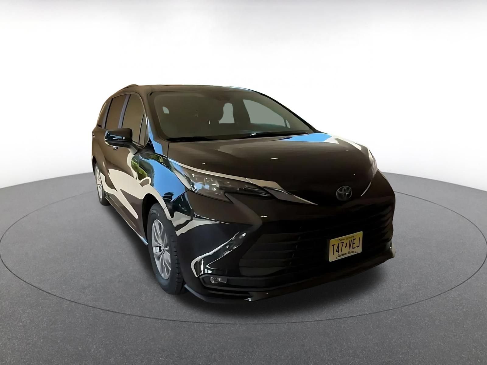 Used 2025 Toyota Sienna XLE FWD image 3