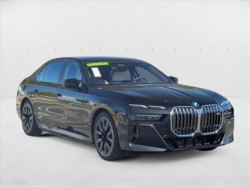 Used 2024 BMW i7 M70 w/ Premium Package image 7