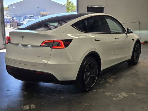 Used 2023 Tesla Model Y AWD image 4