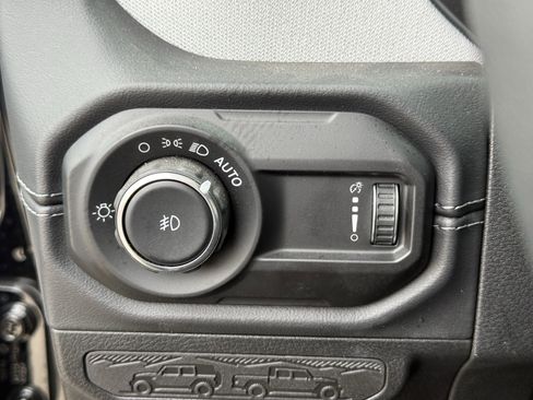 Used 2025 Jeep Wrangler Unlimited Sahara image 25