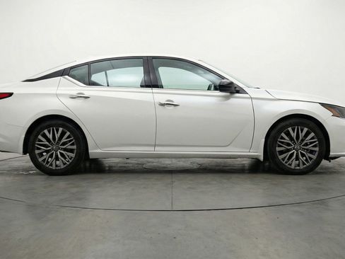 Used 2025 Nissan Altima 2.5 SV FWD image 11