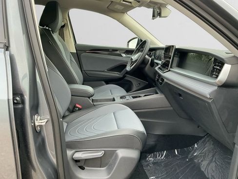 New 2025 Volkswagen Tiguan SE image 15