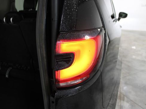 Used 2023 Chrysler Pacifica Touring-L FWD image 27