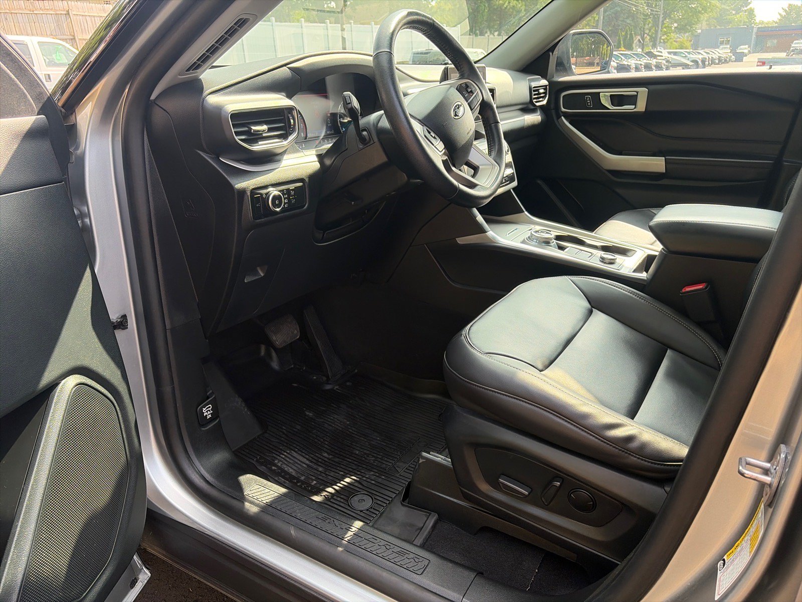 Used 2024 Ford Explorer XLT w/ Equipment Group 202A AWD/4WD image 9
