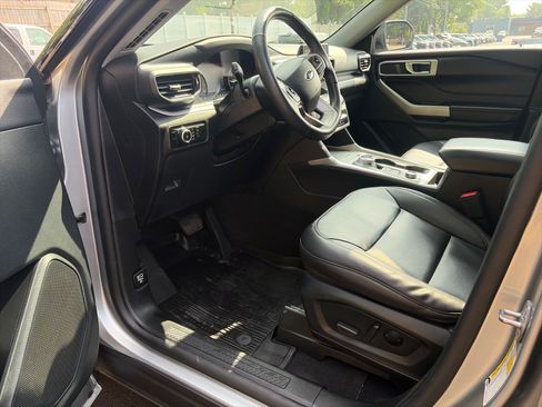 Used 2024 Ford Explorer XLT w/ Equipment Group 202A AWD/4WD image 9