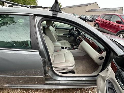 Used 2009 Chevrolet Impala LT w/ Luxury Edition Package FWD image 31