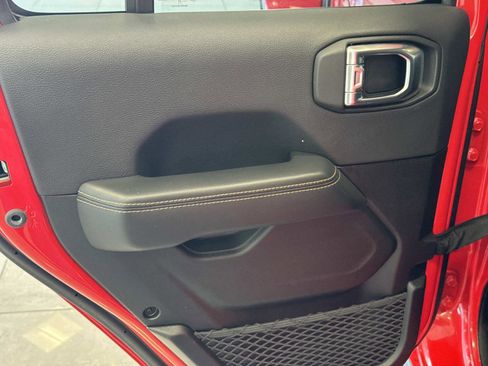 Used 2025 Jeep Wrangler Unlimited Sahara image 11