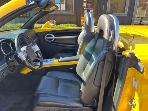 Used 2004 Chevrolet SSR w/ Preferred Equipment Group image 11