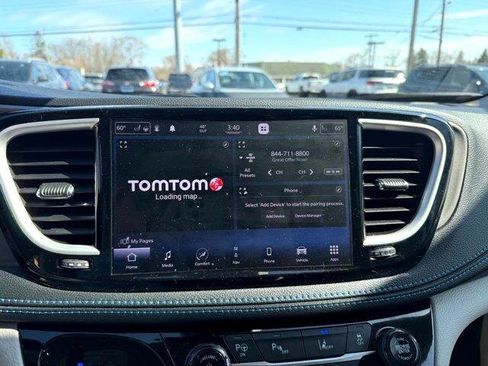 Used 2021 Chrysler Pacifica Touring-L w/ Uconnect Theater Family Group image 21