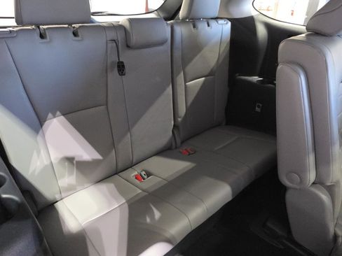 Used 2023 Toyota Highlander XLE AWD/4WD image 16