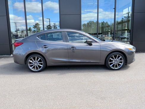 Used 2018 MAZDA MAZDA3 Touring image 5