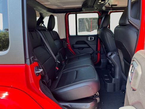 Used 2022 Jeep Wrangler Unlimited Sahara image 13