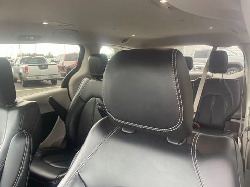 Used 2023 Chrysler Pacifica Touring-L FWD image 20