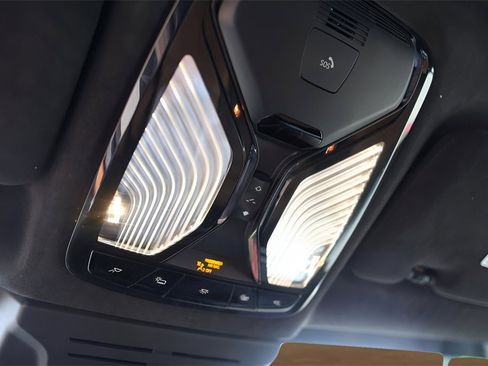 Used 2025 BMW X7 xDrive40i w/ Executive Package image 21