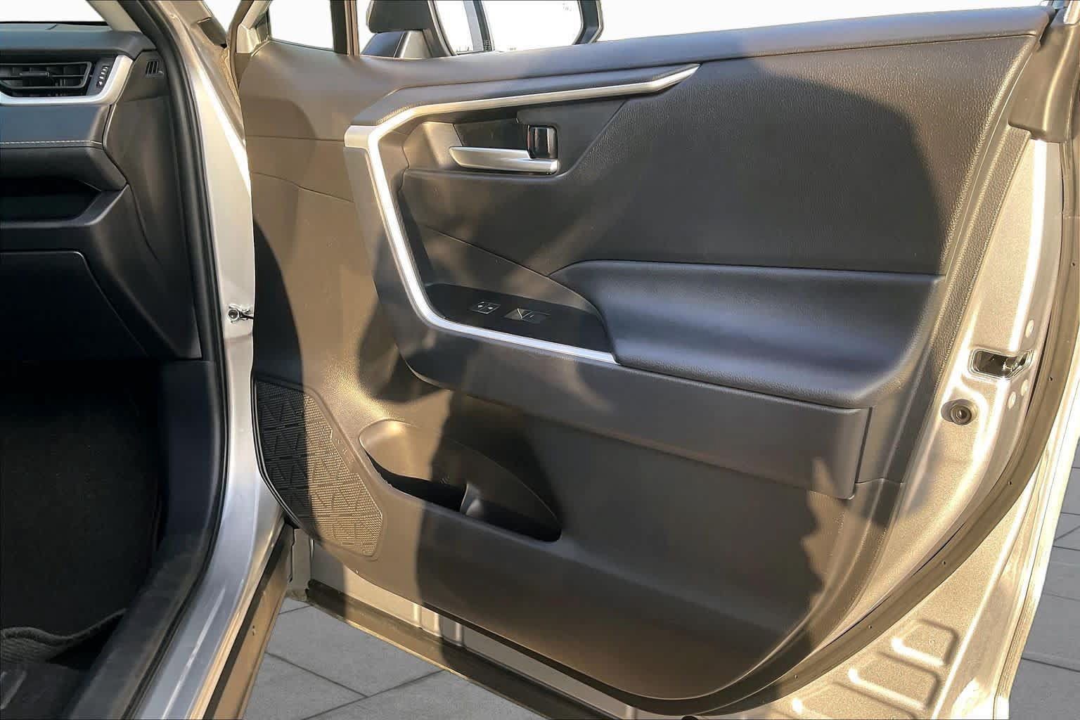 Used 2025 Toyota RAV4 XLE FWD image 22
